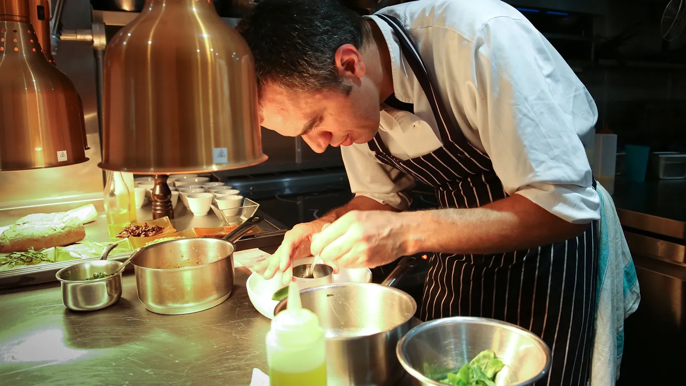 Le chef au passe, en plein service