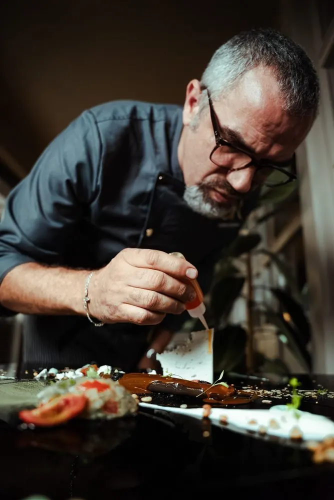Le chef Rabah pose la touche finale sur une assiette